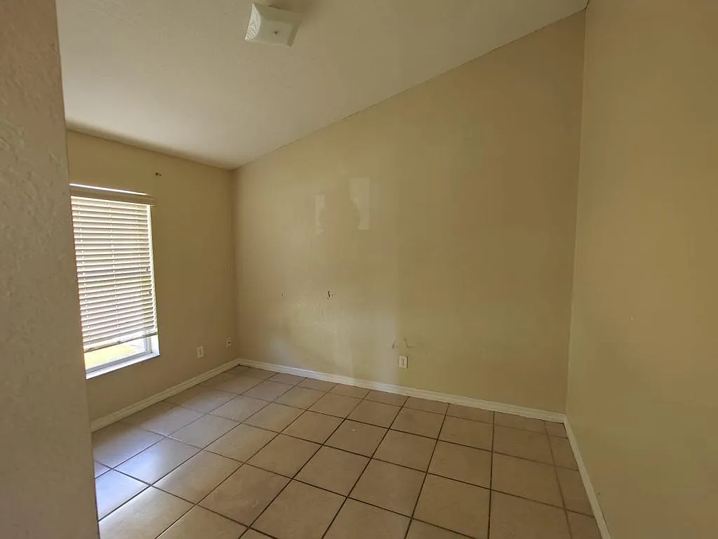 4 bed, 1935 sqft, $2,400 — Photo 3