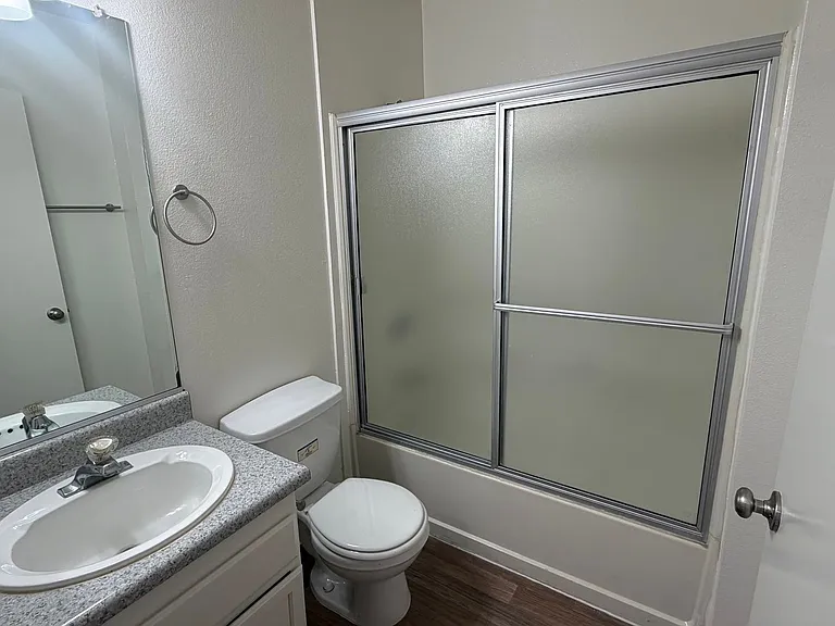 Farmdale Court Apartments — Photo 10