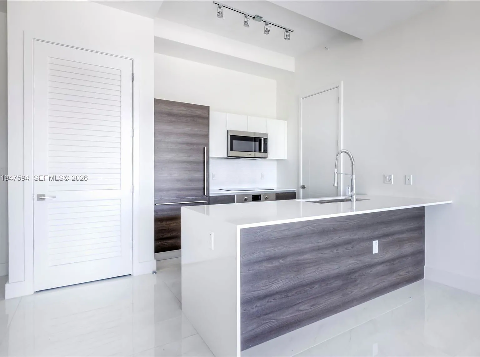 2 bed, 2.0 bath, 990 sqft, $4,200 — Photo 4