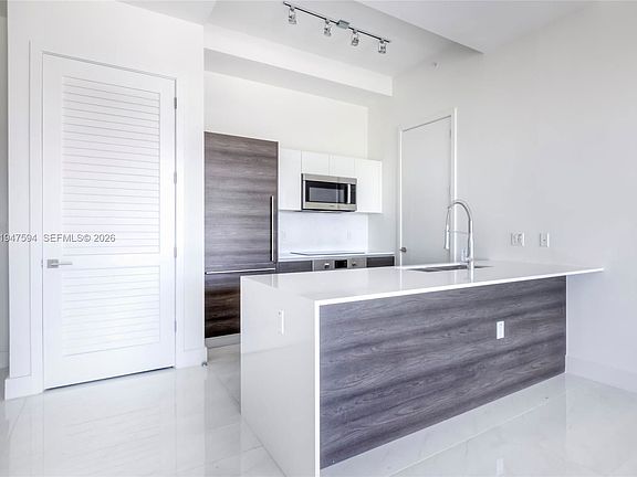 4th image of 301 Altara Ave