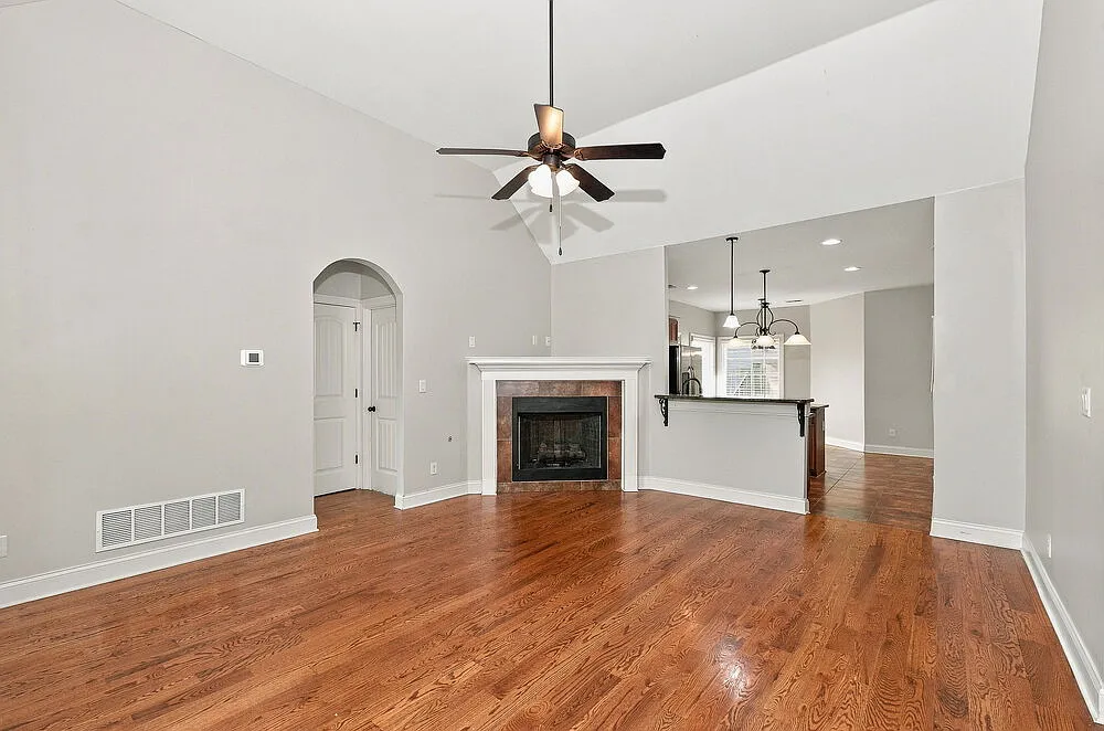 3 bed, 2.0 bath, 1989 sqft, $2,275 — Photo 4