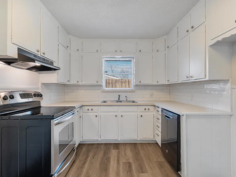 506 E White St — Photo 6