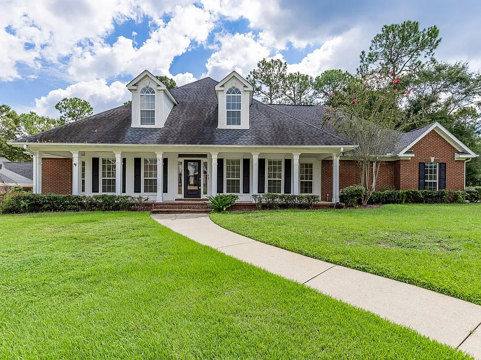 212 North Cir