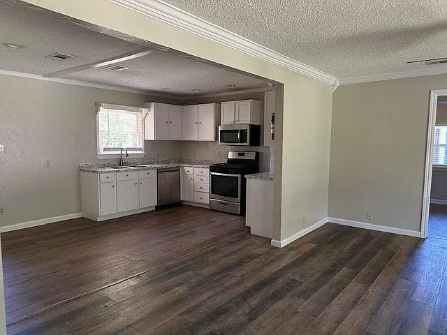 1708 W Elm St — Photo 4