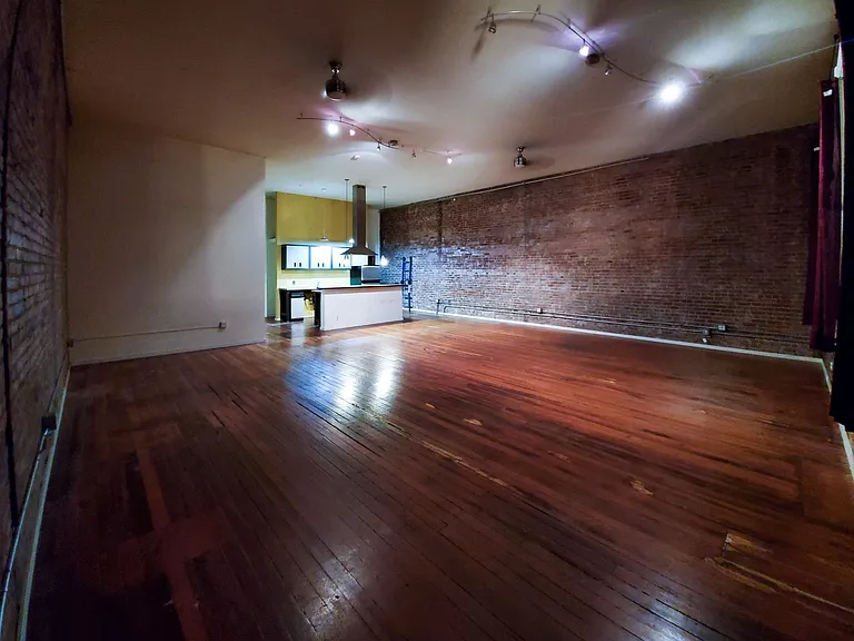 211 1st Ave S Apartments is located in the heart of Pioneer Square — Photo 28