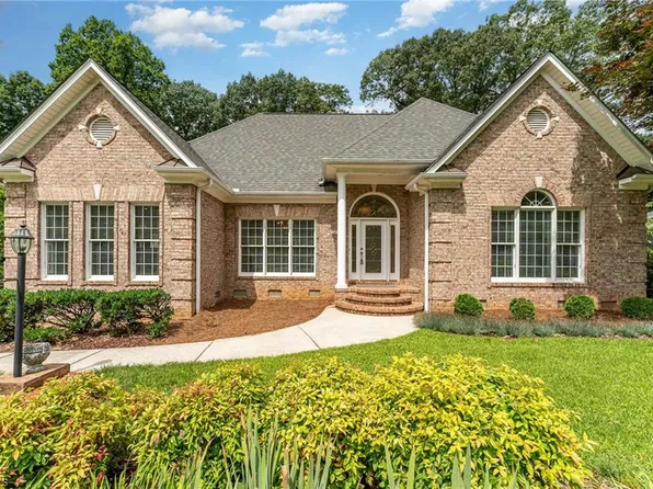 1221 Foxfire Dr, Greensboro, NC 27410