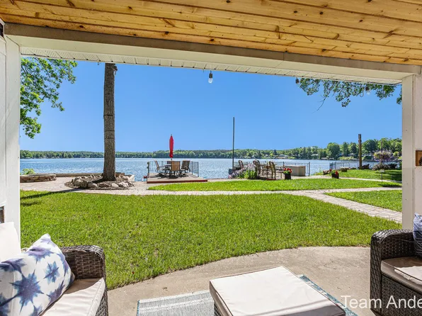 5805 Lakeshore Dr, Newaygo, MI 49337