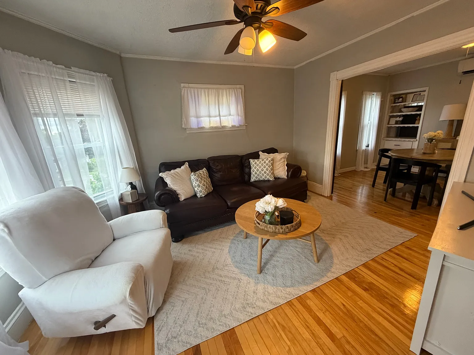 3 bed, 1200 sqft, $2,100 — Photo 3