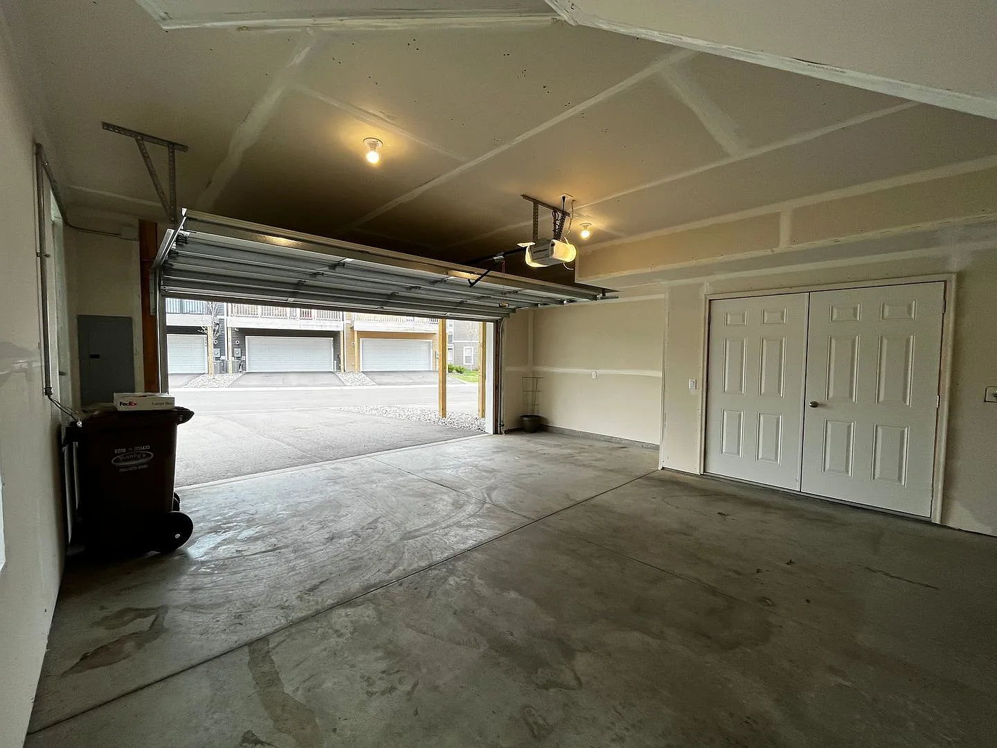 3 bed, 2.5 bath, 2061 sqft, $2,745 — Photo 4
