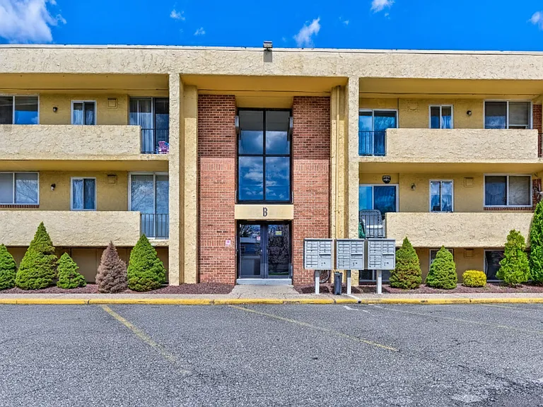 Ivanhoe Apartments — Photo 6