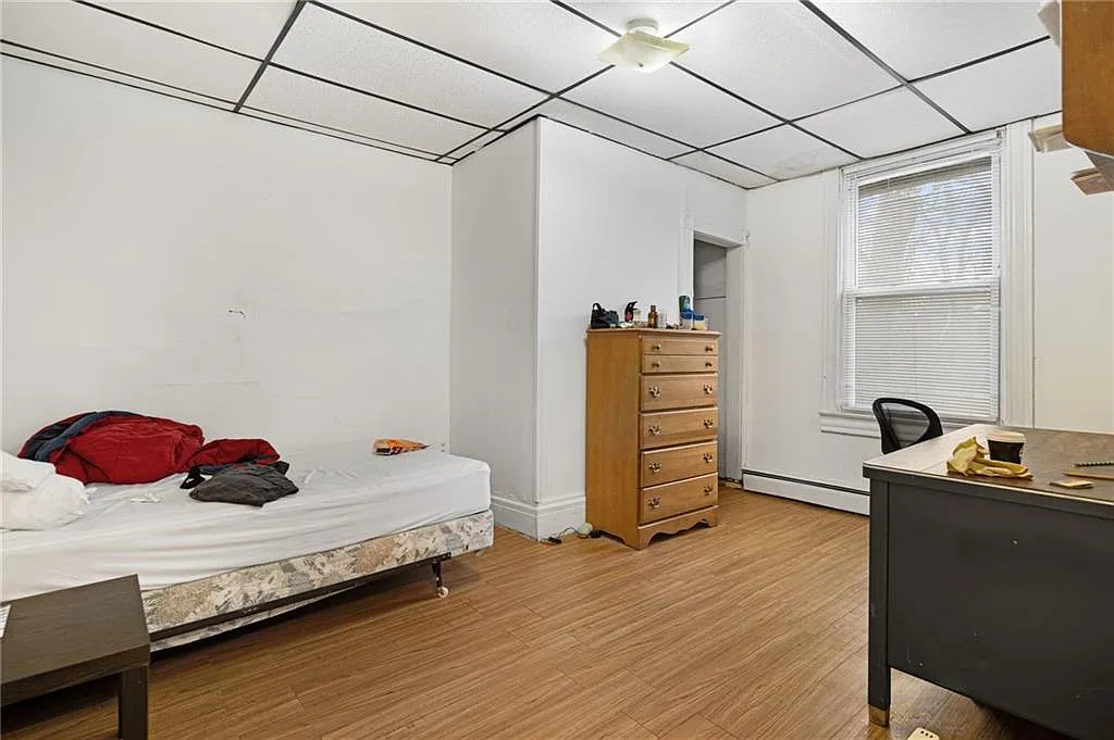 8 bed, 3000 sqft, $815 — Photo 1