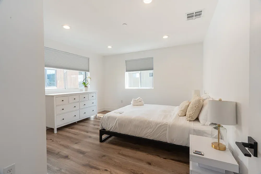 4 bed, $1,800 — Photo 1