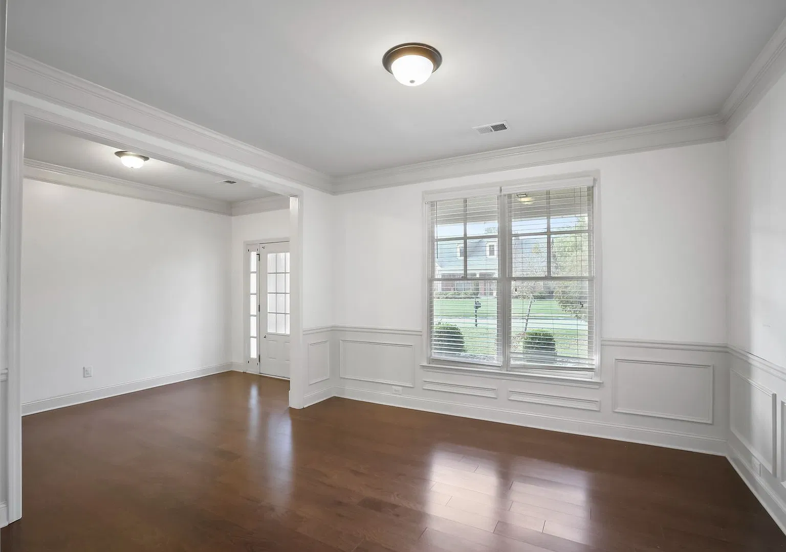 Well-Kept Modern 5 Bedroom 4 Bathroom Large Single Family Home in the Dowell Farms Subdivision — Photo 4