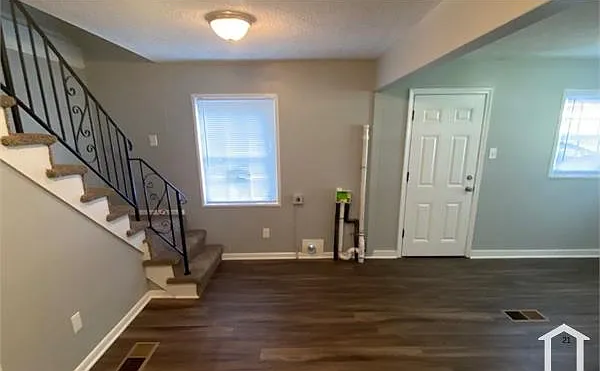 1392 Kyle St — Photo 6