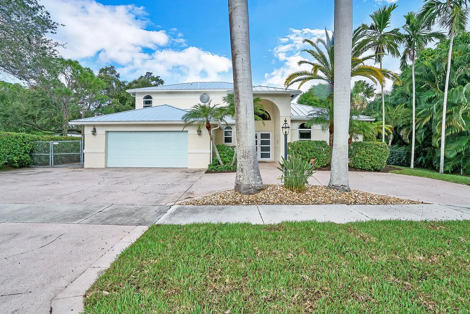 5 bed, 2.5 bath, 2920 sqft, $8,500 — Photo 1