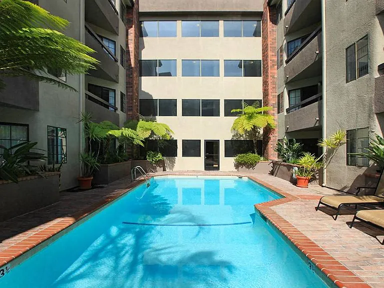 Savoy West Apartments — Photo 3