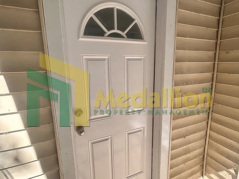 9116 S Greenwood Ave — Photo 1