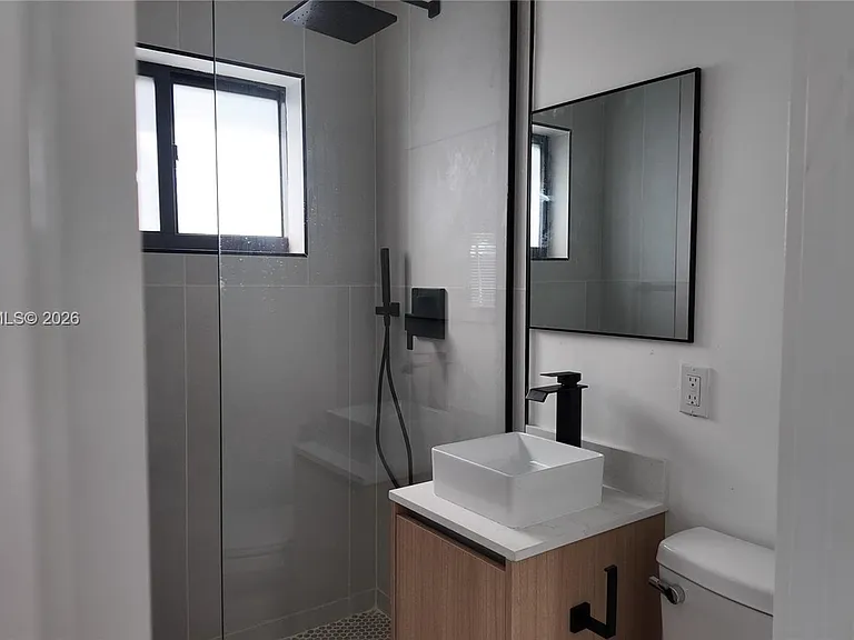 550 SW 10th St #7 — Photo 8