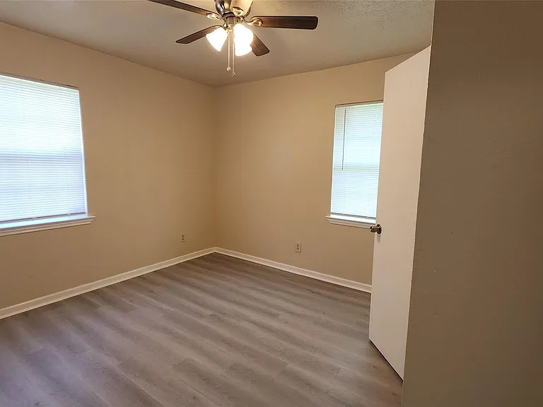 4415 Groton Dr — Photo 8