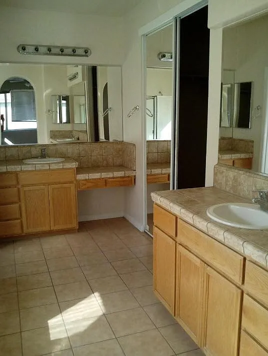 5 bed, 2848 sqft, $2,995 — Photo 3
