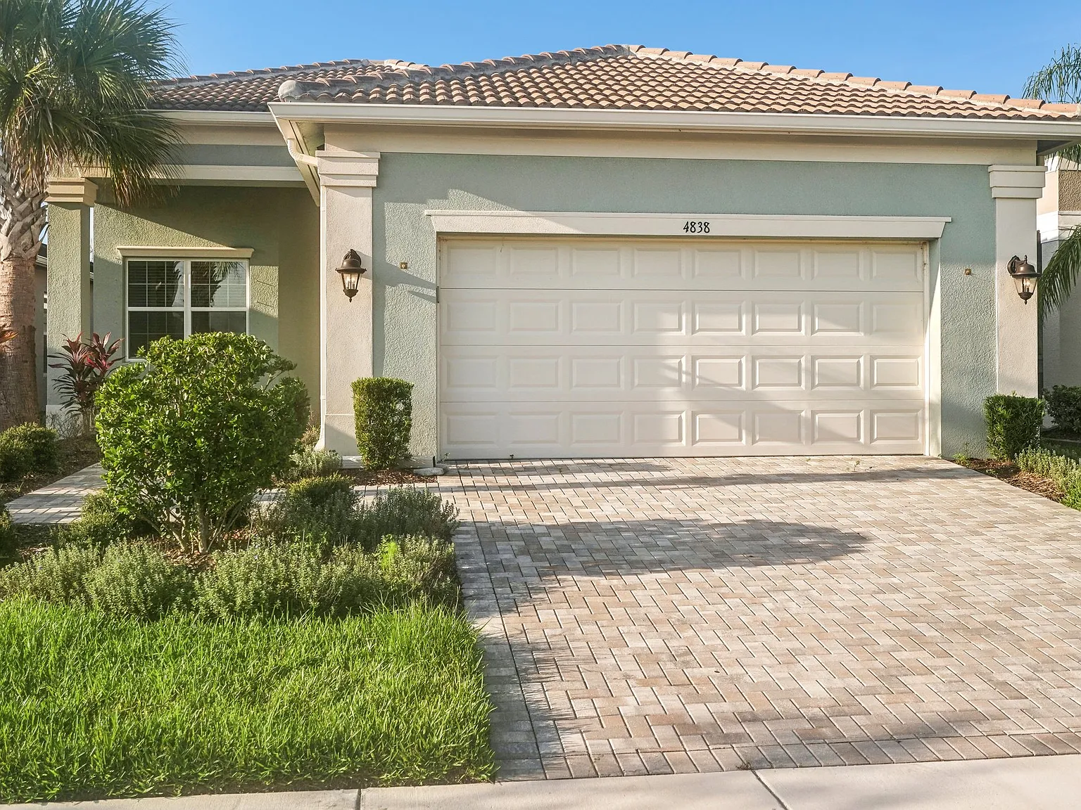 3 bed, 2.5 bath, 2252 sqft, $3,500 — Photo 3