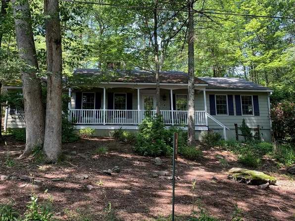 115 Sweet Fern Ln, Cresco, PA 18326