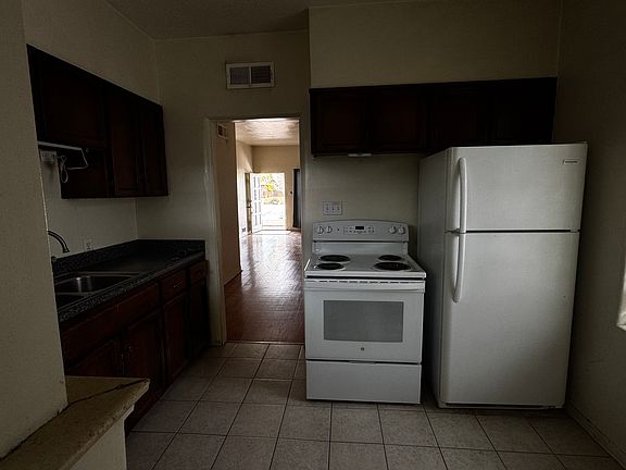 4th image of 916 Carlisle Blvd NE #2