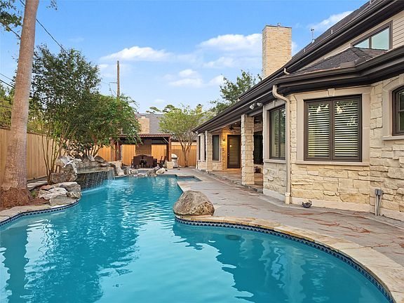 3rd image of 12018 Surrey Ln