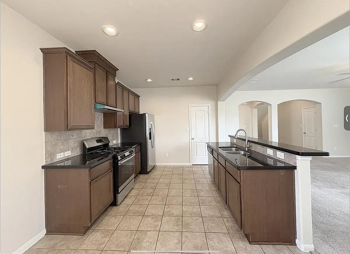 4 bed, 2202 sqft, $2,350 — Photo 3