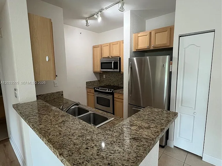 6001 SW 70th St #425 — Photo 4