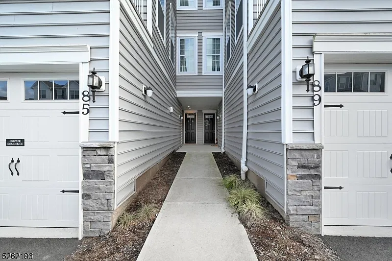 3 bed, 4.0 bath, 2564 sqft, $5,600 — Photo 2