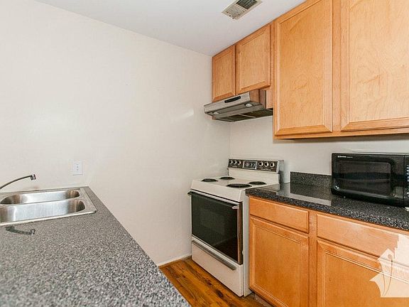 2nd image of 3053 N Sheffield Ave #2
