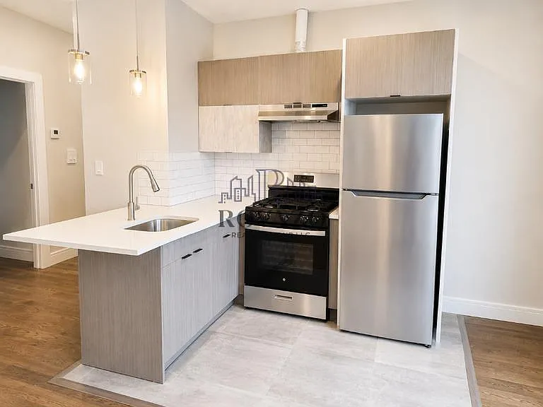 535 Hawthorne Ave #303