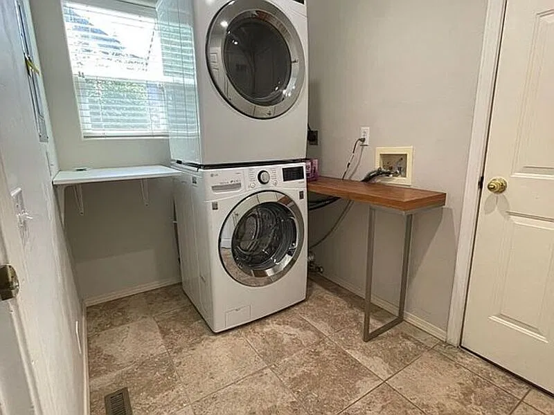 3 bed, 2.0 bath, 1605 sqft, $3,200 — Photo 2