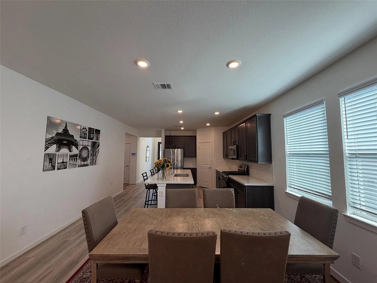 5 bed, 3.0 bath, 2809 sqft, $3,200 — Photo 4