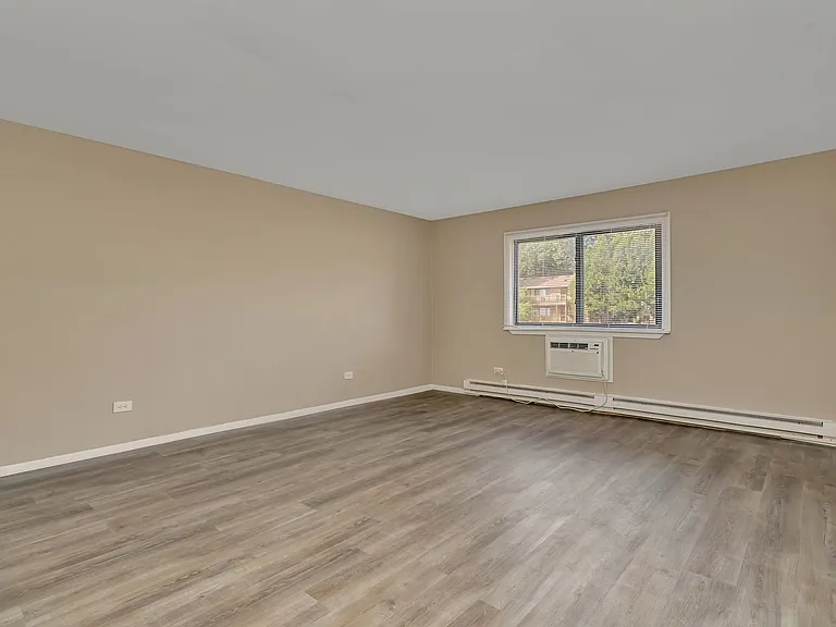 Lakeside Village Apartments — Photo 77