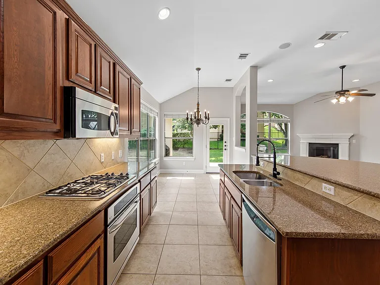 11709 Woodland Hills Trl — Photo 4