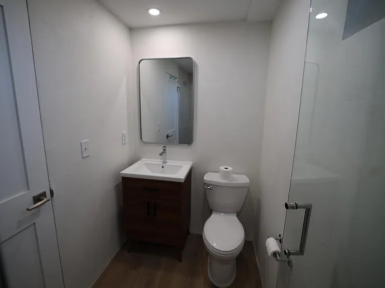 1534 N Woodburn Ave #B — Photo 16
