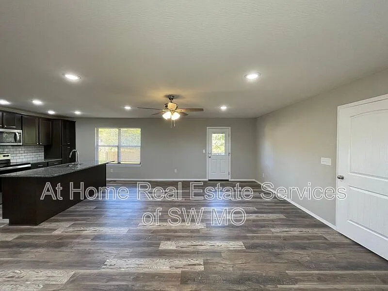 3 bed, 2.0 bath, 1366 sqft, $1,700 — Photo 2