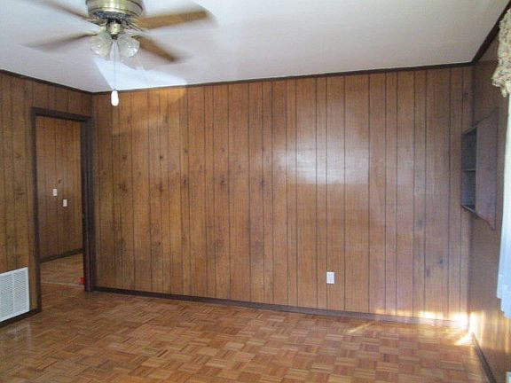 3rd image of 213 Willow Dr