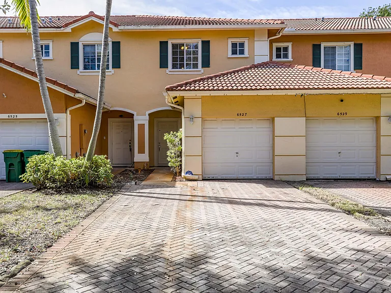 6527 Catalina Ln — Photo 1