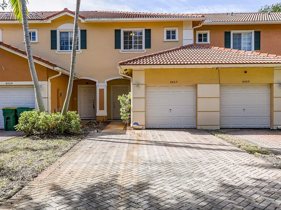 6527 Catalina Ln