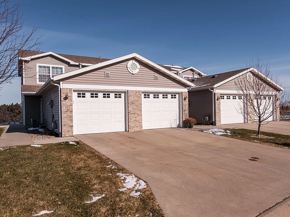 551 Pointe Ct SW