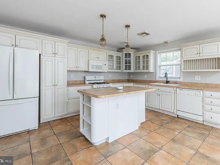 1304 Clearbrook Ave — Photo 3