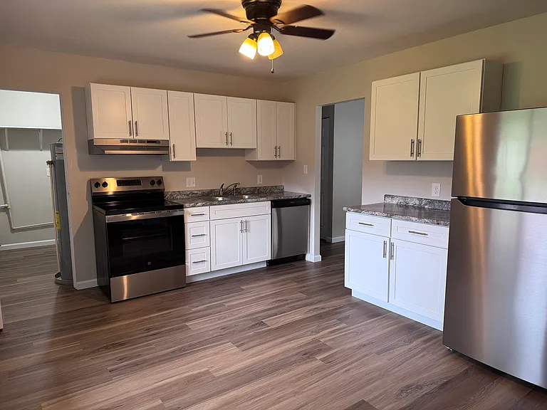 319 W Hickory Dr — Photo 2