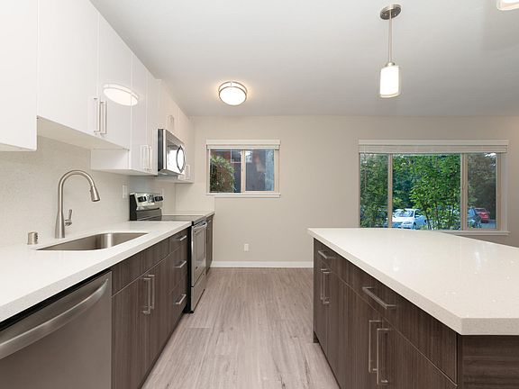 3rd image of 410 102nd Ave SE #31