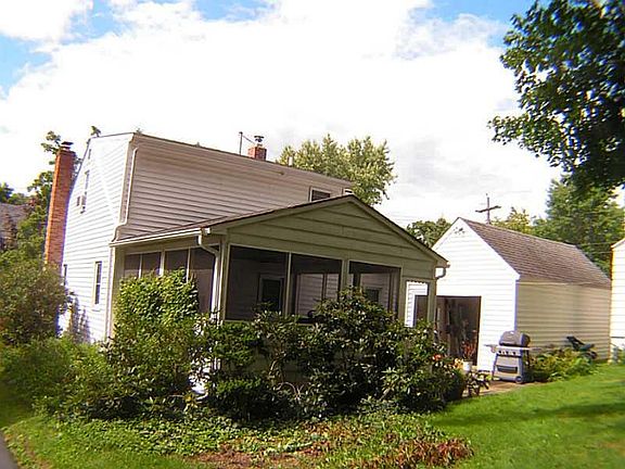 5th image of 327 Meadow St