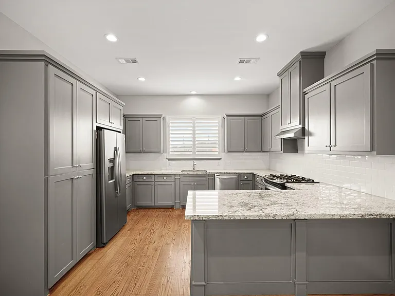 2547 Calumet St — Photo 15
