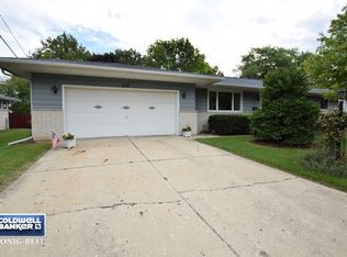 832 Meadow Ln, Sycamore, IL 60178