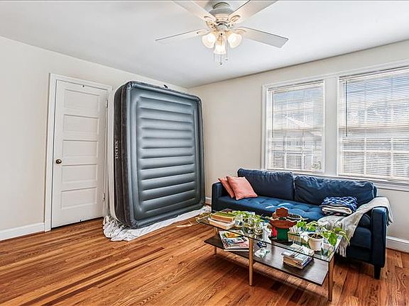 4th image of 904 N Ivy St Unit 2